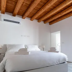 https://piazza-del-lago-suites.it-lombardy.com